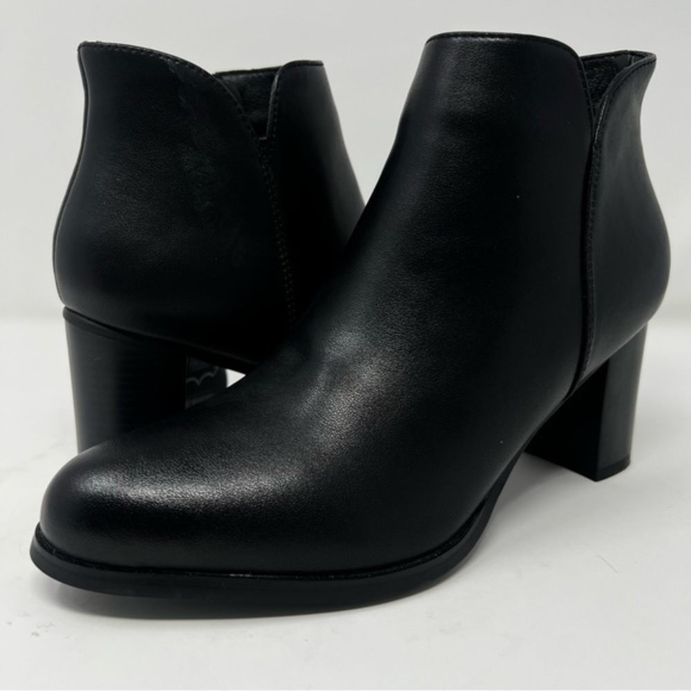 AquaDiva Black Leather Ankle Booties
